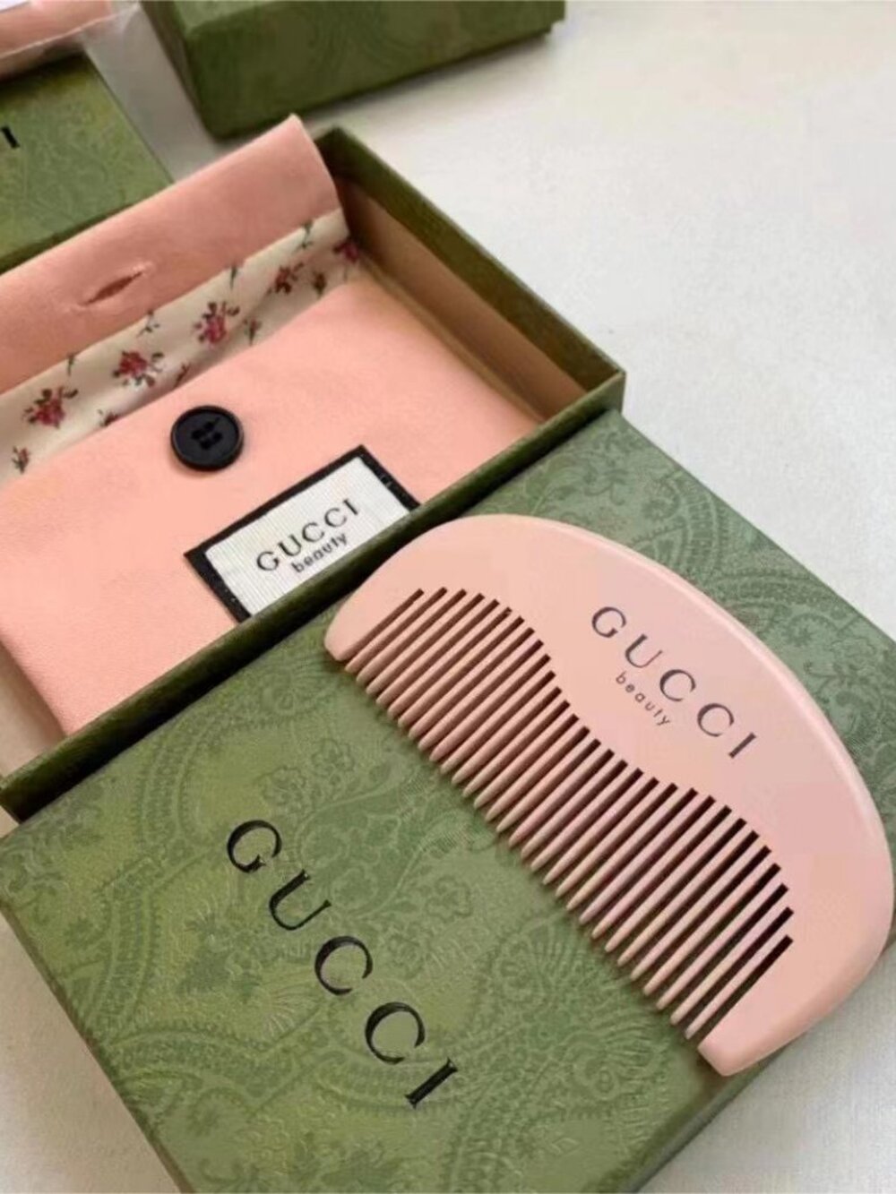 New With Box Gucci Pink Beauty Comb in Pink Floral Pochett - Picture 2 of 2